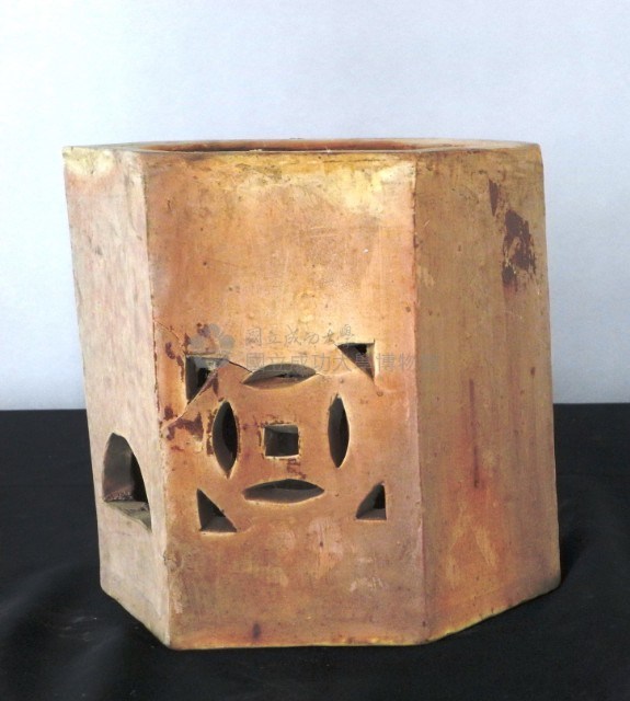 鏤空錢紋六角陶桶藏品圖，第1張