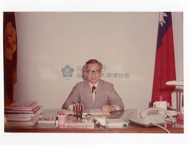 〈夏漢民校長辦公照〉照片藏品圖，第1張