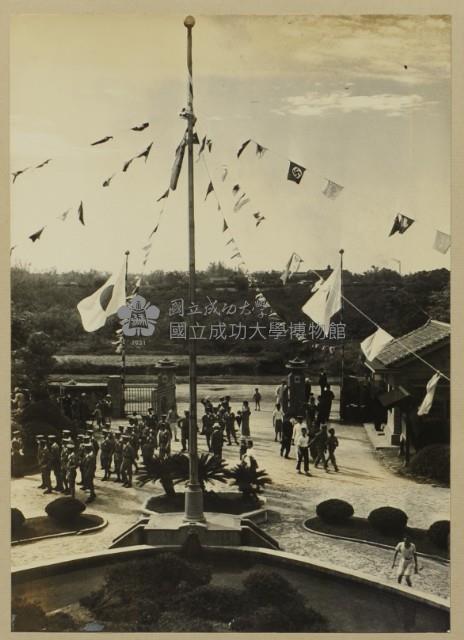 昭和15年-校園開放-校門旁裝飾萬國旗歡迎一般民眾蒞校參觀藏品圖，第1張