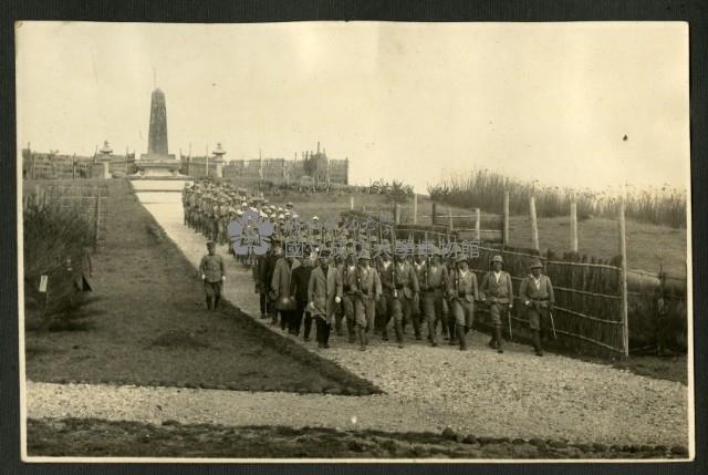 《若槻道隆相簿》學生至澎湖日本陸軍墓地行軍照藏品圖，第1張