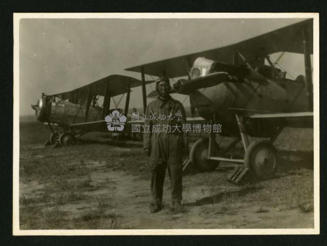 《若槻道隆相簿》譽田教授搭機前獨照藏品圖，第1張