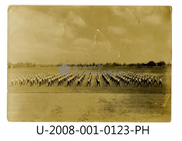 臺南州立臺南專修工業學校學生於運動場上進行體操活動照藏品圖，第3張
