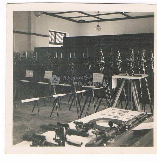 土木系測量儀器展示藏品圖，第1張