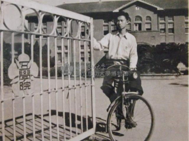 張紹竑於省立工學院大門藏品圖，第1張