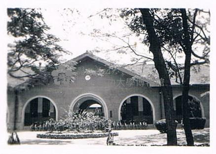 成功大學土木系館前門藏品圖，第1張