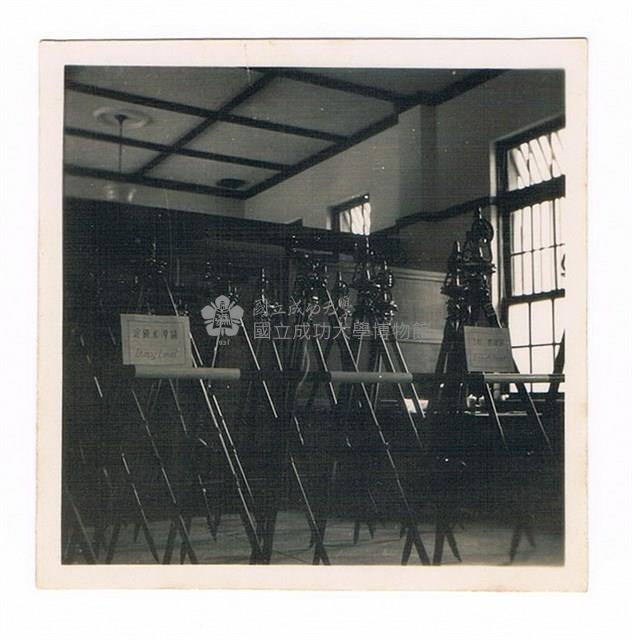 土木系測量儀器展示藏品圖，第1張