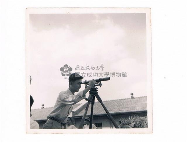 於成功大學土木系館後院使用水準儀藏品圖，第1張