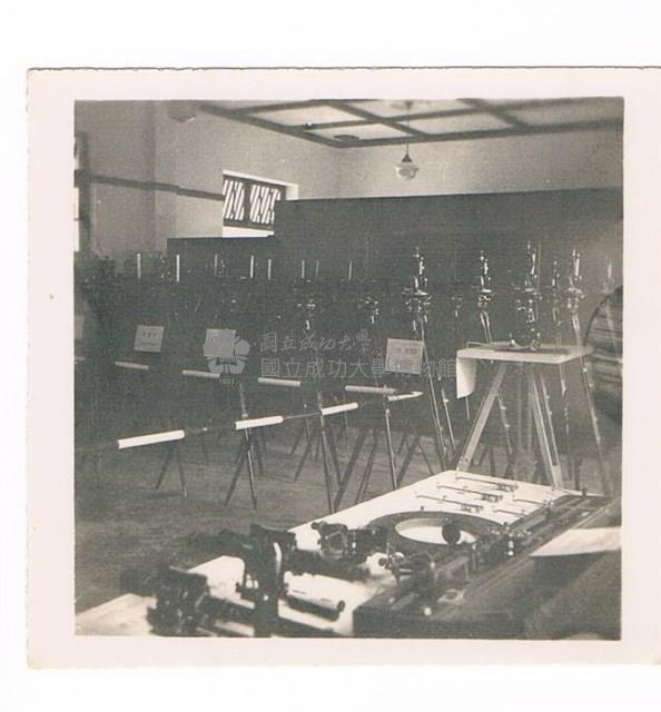 土木系測量儀器展示藏品圖，第1張