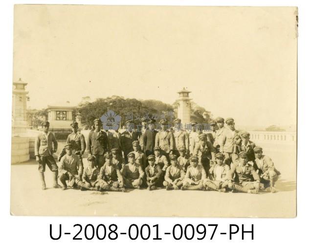 臺南州立臺南專修工業學校學生合照於明治橋前藏品圖，第1張