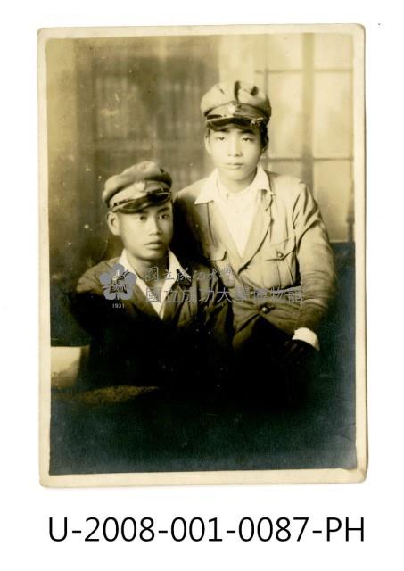 臺南州立臺南專修工業學校學生「林塗、翁通逢」合照藏品圖，第1張