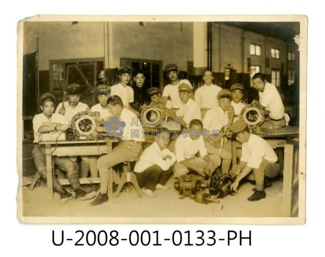 臺南州立臺南專修工業學校學生與老師練習馬達線圈捆扎合照藏品圖，第1張