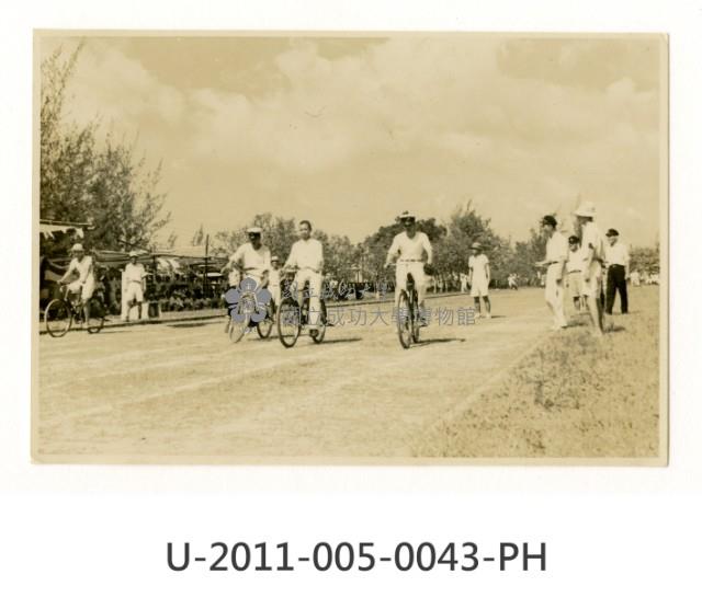 《台南高工開校十周年記念祭寫真帖》自轉車遅乗競争 藏品圖，第1張
