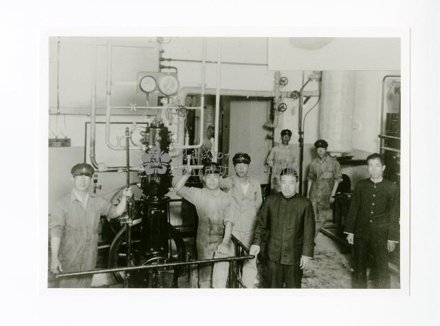 臺南高等工業學校學生與藤田保太郎教授於冷凍實驗室合影藏品圖，第1張