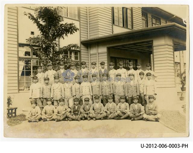 台南州立台南專修工業學校門前合照 藏品圖，第1張