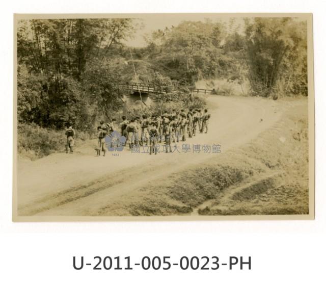 《台南高工開校十周年記念祭寫真帖》軍事演習行軍 藏品圖，第1張
