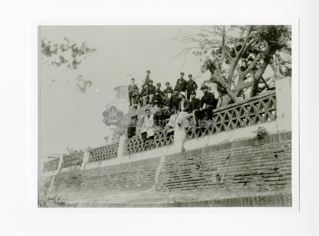 臺南高等工業學校學生於安平古堡留影藏品圖，第1張