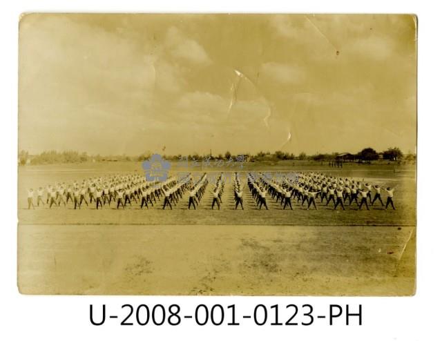 臺南州立臺南專修工業學校學生於運動場上進行體操活動照藏品圖，第1張
