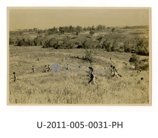 《台南高工開校十周年記念祭寫真帖》學生軍事演習照藏品圖，第1張