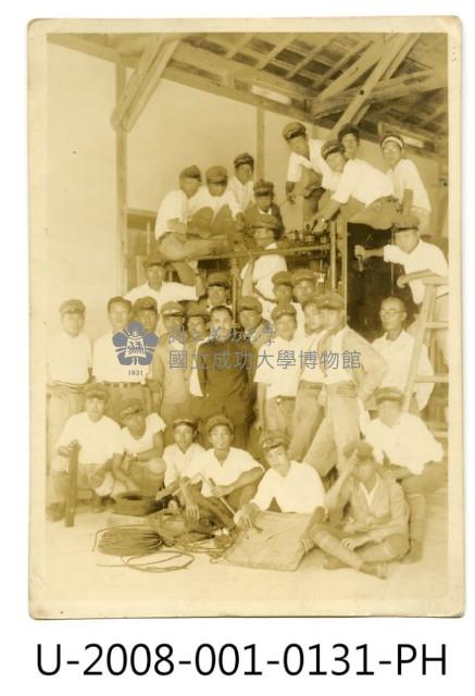 臺南州立臺南專修工業學校學生於實驗室與老師合照藏品圖，第1張