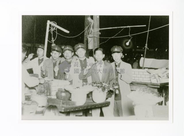 臺南高等工業學校學生於小吃攤合影藏品圖，第1張