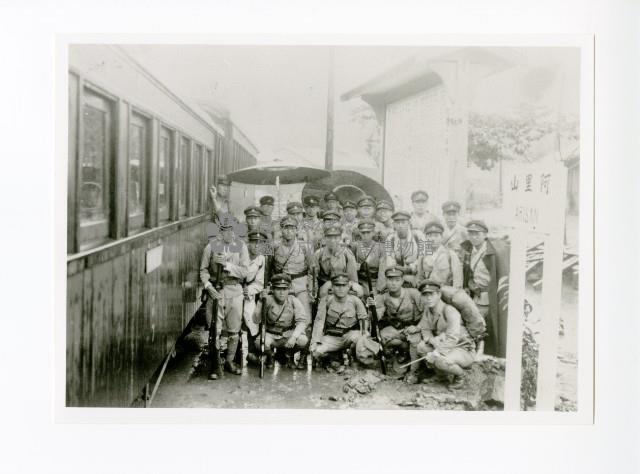 臺南高等工業學校學生於阿里山驛前合影藏品圖，第1張