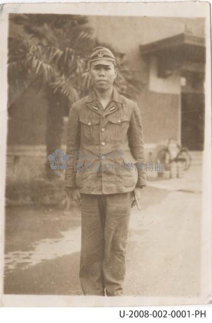 陳明峯於土浦海軍航空隊全身軍服照藏品圖，第1張