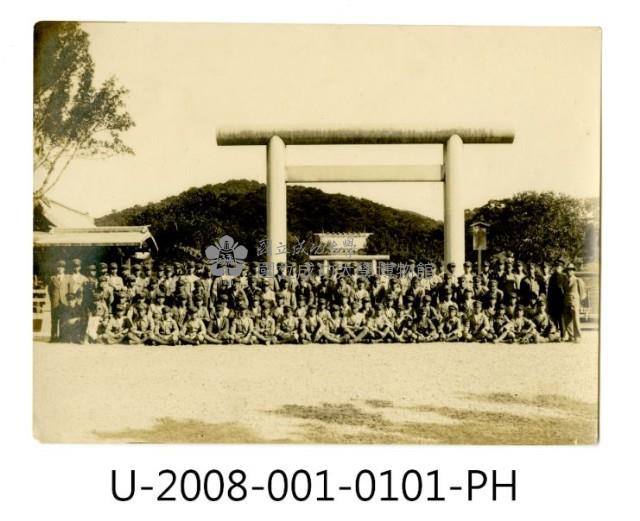 臺南州立臺南專修工業學校學生合照於臺灣神社鳥居前藏品圖，第1張