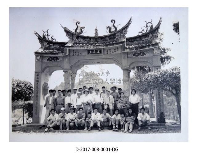 民國46年物理系一年級學生班遊合照藏品圖，第1張