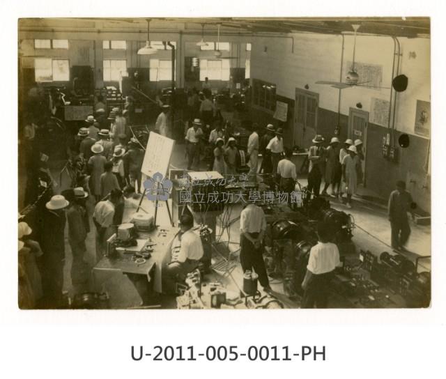 《台南高工開校十周年記念祭寫真帖》機械實習工場開放參觀藏品圖，第1張