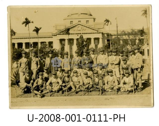 臺南州立臺南專修工業學校學生合照於臺灣總督府博物館前藏品圖，第1張