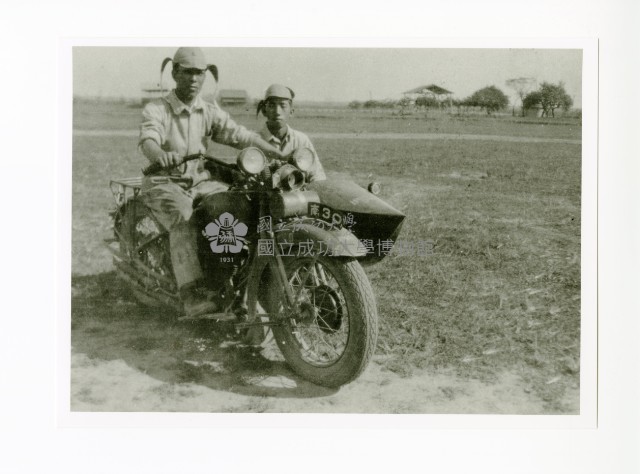 臺南高等工業學校學生與摩托車藏品圖，第1張