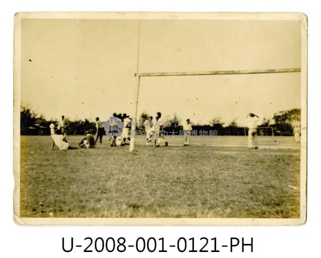 臺南州立臺南專修工業學校學生踢足球照藏品圖，第1張