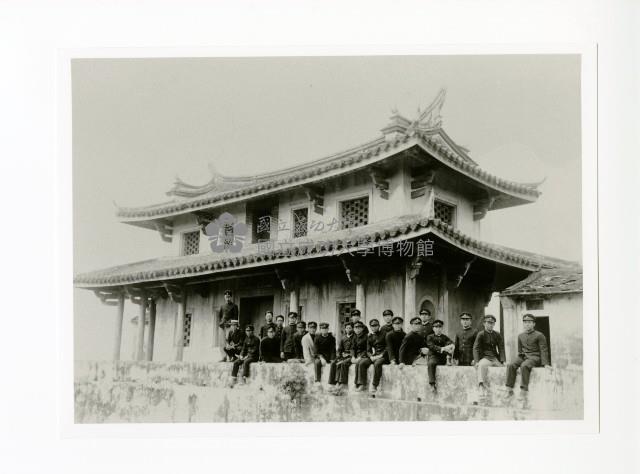 臺南高等工業學校學生大南門留影藏品圖，第1張