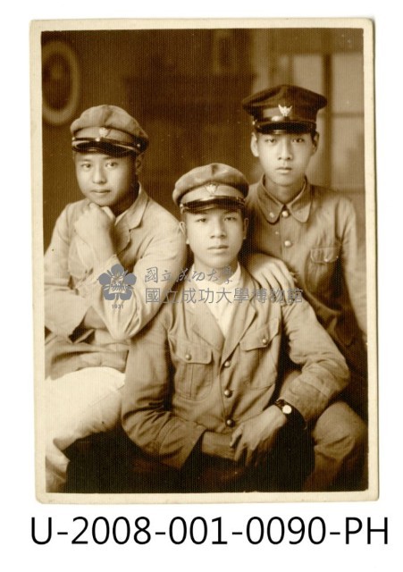 Xu Lin An with his classmate at Tainan Prefecture Tainan Industrial Secondary School Collection Image, Figure 1, Total 2 Figures