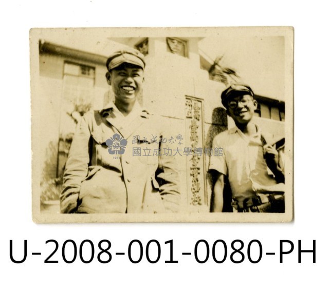 Students were in front of Tainan Prefecture Tainan Industrial Secondary School's gate Collection Image, Figure 1, Total 2 Figures