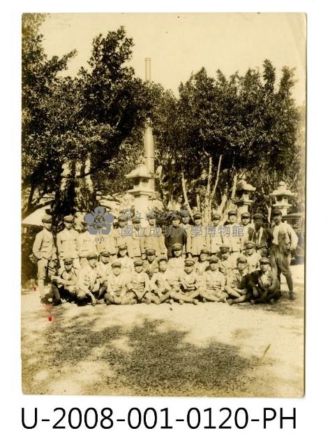 臺南州立臺南專修工業學校學生合照於神社石燈籠前藏品圖，第1張