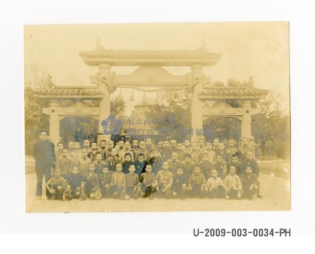 臺南寶公學校師生於建功神社前合照藏品圖，第1張
