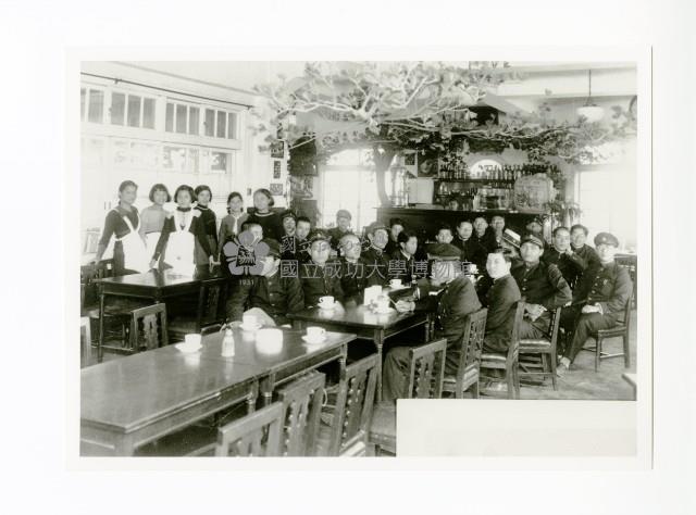 臺南高等工業學校學生於餐廳合影藏品圖，第1張