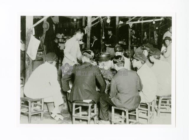 臺南高等工業學校學生於西市場用餐合影藏品圖，第1張