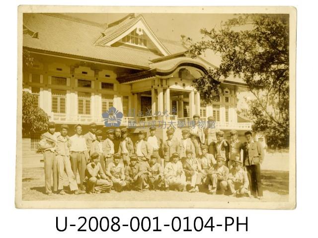 臺南州立臺南專修工業學校學生合照於臺南武德殿前藏品圖，第1張
