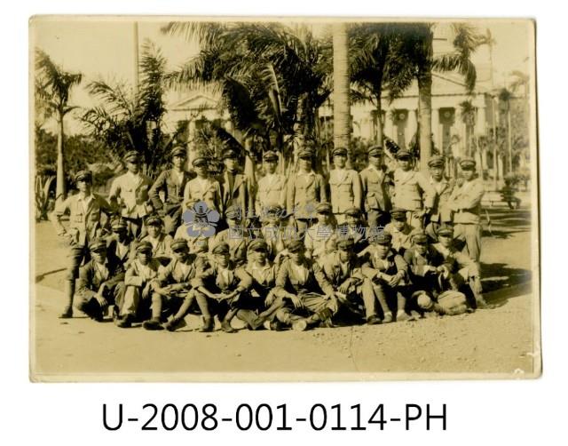 臺南州立臺南專修工業學校學生合照於臺灣總督府博物館前藏品圖，第1張