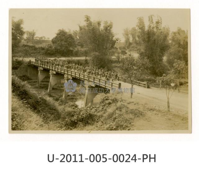 《台南高工開校十周年記念祭寫真帖》軍事演習行軍 藏品圖，第1張