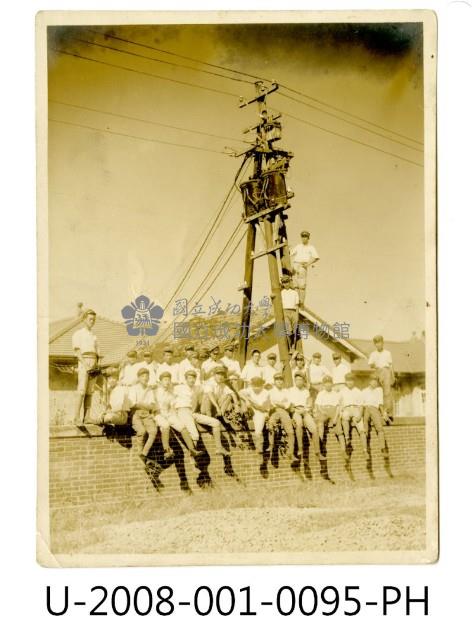 臺南州立臺南專修工業學校學生合照於電工實習課電線桿下藏品圖，第1張
