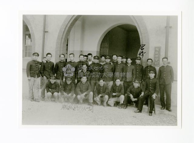 臺南高等工業學校機械科學生於機械工學科館前合影藏品圖，第1張