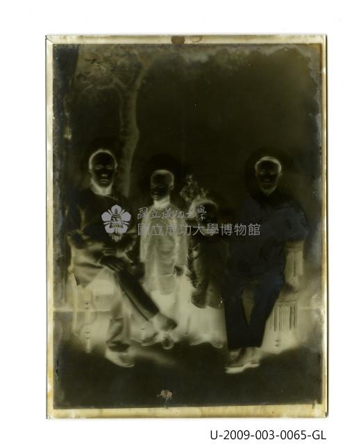 曾欽錫家族成員合照「玻璃乾版底片」藏品圖，第1張