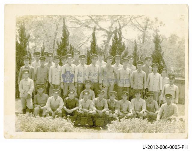 學生於戶外著制服合照藏品圖，第1張