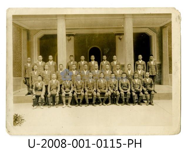 臺南州立臺南專修工業學校學生合照於臺南高等工業學校講堂前藏品圖，第1張