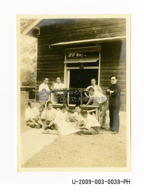 臺南州立臺南專修工業學校師生於橋墩模型前合照藏品圖，第1張