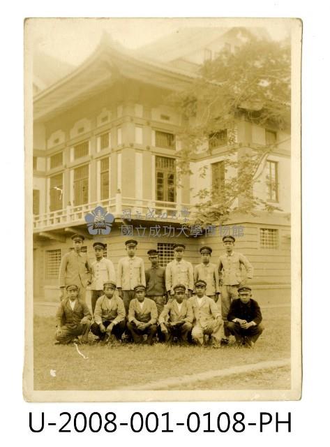 臺南州立臺南專修工業學校學生合照於台南武德殿前藏品圖，第1張