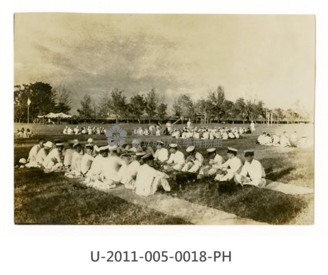 《台南高工開校十周年記念祭寫真帖》運動會學生會食藏品圖，第1張